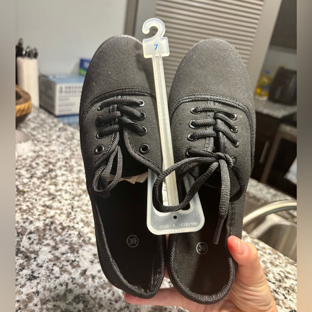 NWT Women’s Black Canvas Lace-Up Sneakers